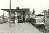 Tramstation Spijkenisse; RTM-loc MD 1806 'Bergeend' met tram richting Hellevoetsluis; zomer 1963.