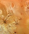 Powierzchnia Io z widocznym kraterem wulkanicznym
