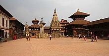 Bhaktapur-Palastplatz 02 mit Siddhilakshmi-Cyasilim-Bhupatindramalla-Saeule-Vatsala-Yaksheshvara-gje.jpg