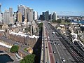 Pendekatan selatan Sydney Harbour Bridge dengan The Rocks ke kiri.