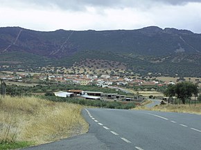Vista da vila, com a Serra de Altamira ao fundo