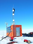 20 ftコンテナに収められた、南極ノイマイヤー基地の観測設備。