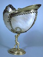 Copa Nautilus. Este lujoso recipiente para beber, destinado a los festines de la corte, de alrededor de 1630, representa a Atlas sosteniendo la concha sobre su espalda (materiales concha de Nautilus y plata, albergado en el Walters Art Museum de Baltimore, EE.UU.).[51]​ The Walters Art Museum