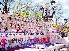 Exedra con pintas feministas del 8M (2024) 30.jpg