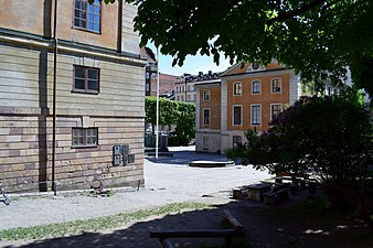 Fredrikshovs slott, norra byggnaden med minnesskyltar samt södra byggnaden.