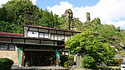 お茶の里記念館（八女市黒木町。奥手に見えるのは霊巌寺の珍岩）