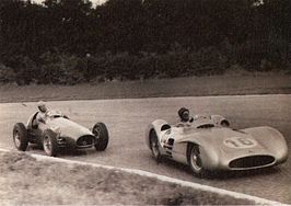 Alberto Ascari (Ferrari 625) achtervolgt Juan Manuel Fangio (Mercedes-Benz W196)