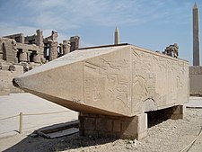 Prevrnjen obelisk Hačepsut - Karnak.