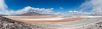 Vue de la laguna Colorada, lac salé situé sur l'altiplano bolivien. (définition réelle 12 638 × 3 618)