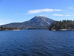 Lago Akan e monte Meakan