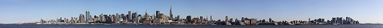 Panorámakép a New Jersey-i Hobokenből, a kép bal szélén a George Washington híddal, középen Manhattan belvárosával, és a Verrazano-Narrows híddal a kép jobb szélén