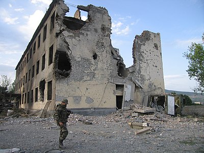 Казарма бывших миротворцев. Слева виден сгоревший танк