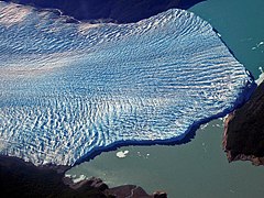 Vista aérea del glaciar donde se observa como logra seccionar el brazo Rico del canal de los témpanos (imagen del 2005).