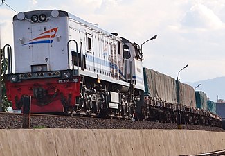 CC 204 11 08 dengan KA Semen Baturaja sedang berhenti di Stasiun Tanjung Karang.