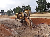 טרנצ'ר - כלי הנדסי חופר תעלות בבניית מסילת ראשון לציון – מודיעין, ליד מחלף רמלה דרום.