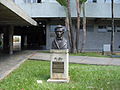 Dr. José María Vargas (1986) ubicado en la plaza del rectorado de la Ciudad Universitaria de Caracas.