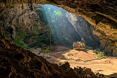 Second place: Royal pavilion in Phraya Nakhon Cave in Khao Sam Roi Yot National Park, Prachuap Khiri Khan province, Thailand. – 署名: BerryJ (CC BY-SA 4.0)