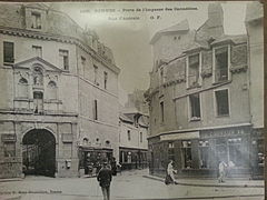 A gauche, l'ancien couvent des Carmélites qui est devenu le séminaire entre 1820 et 1854.