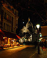 Veduta del Sacro Cuore dalla piazza (in primo piano la facciata di San Pietro di Montmartre)