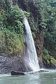 Una de las más de 20 cascadas del río Pacuare. Este río también es conocido por sus rápidos, donde se practica balsismo.
