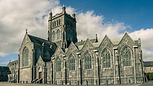 Photographie couleur d'une église néo-gothique en pierres