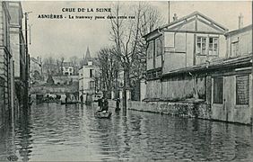 Le tramway passait dans cette rue d'Asnières-sur-Seine, indique la légende…