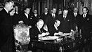 Georges Bonnet (à droite) au côté de Joachim von Ribbentrop (à gauche) lors de la signature de la déclaration franco-allemande, le 6 décembre 1938 à Paris.