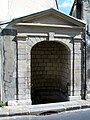 A fontaine Saint-Pierre, place du 8-Mai-1945 / rue de la Fontaine-Saint-Pierre.