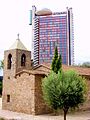 Església de Santa Maria de Bellvitge ja Hotel Hesperia Tower