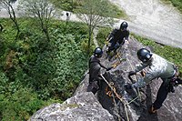 登攀訓練を行う救難員
