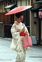 和服を着た女性（2007年夏、京都・祇園の花街にて）