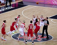 Entre deux entre les joueuses turques en rouge et les joueuses tchèques en blanc.