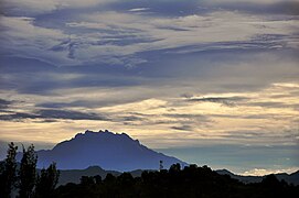 Monte Kinabalu Visto desde KK en una mañana nublada