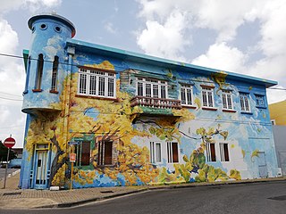 Muurschildering Three o'clock romance van Francis Sling, Willemstad (Curaçao)