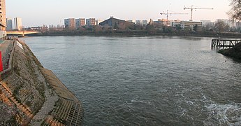 Confluent de l'Erdre et de la Loire à Nantes, juste après le barrage. Ile de Nantes en face, Aval à droite