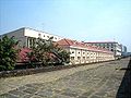 A Universidade de Manila, vista desde a muralha, sobre o calçamento secular de Intramuros.