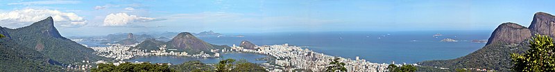 Panorama de la cidade de l Riu de Janeiro cun çtaque pa las muntanhas de l Corcobado (squierda), Pan de Açúcar (centro, al fondo) i dous Armanos (dreita), a partir de la Bista Chinesa.