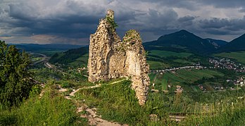 Vestiges du château de Považie, à Považská Bystrica (Slovaquie). (définition réelle 5 710 × 2 932)