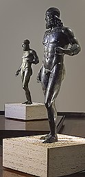 Els Guerrers de Riace (2 metres) circa 450 aC, són un conjunt de dues escultures, una de les quals presenta amb gran detall l'elaboració del cabell així com de les venes i tendons del seu cos.