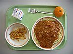 En skollunch med bland annat spaghetti och friterad potatis.