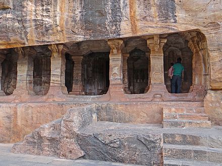 Hyrja e tempullit shpellor xhainist kushtuar kultit të tirthankarave.