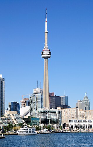 Вид на Си-Эн Тауэр и гавань из аэропорта Торонто