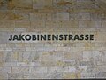 Stationsname an den Bahnsteigwänden