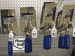 Various trowels of different sizes and shapes in hardware store in Germany (cropped V2).jpg
