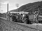 נוסעים ממתינים בתחנת יגור (1939)
