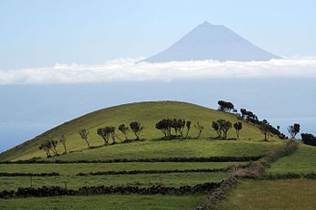 Le volcan Ponta do Pico, sur l'île de Pico, est, avec 2 351 m, le point culminant de l'archipel des Açores et du Portugal. Il est ici photographié depuis l'île voisine de São Jorge. (définition réelle 3 456 × 2 304)