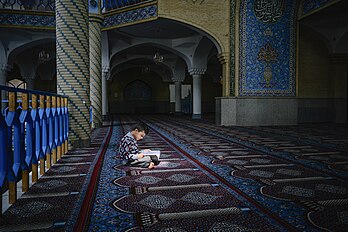 Menino lendo na mesquita de Dar ul-Ihsan, Sanandaj, província do Curdistão iraniano (definição 3 200 × 2 133)