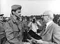 Erich Honecker, president del Consell d'Estat i del Consell Nacional de Defensa de la RDA visitant les tropes de la NVA i donant una medalla a un membre.
