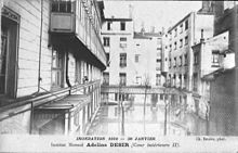 Le Cours Desir, rue Jacob, victime de la crue de 1910. Vue de la cour intérieure