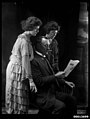 El cabeza de familia lee. Fotografía de 1925.